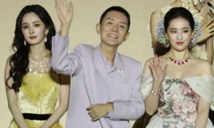 杨幂刘亦菲后台画面曝光，同桌零互动气氛尴尬，深扒两人闹僵原因