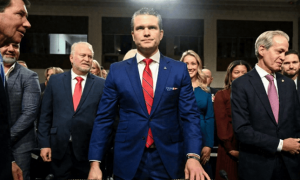 美“致命弱点”暴露？半个小时内，两架美战机坠毁，中方：只要美军开口求人，解放军随时伸援手