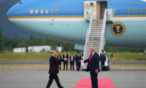 泽连斯基希望或彻底落空？听到红军城失守的消息，特朗普终于明白，自己不能再跟普京斗气了！