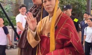 79岁罗家英再扮唐僧景区打工，多名老戏骨国庆假期现身景区表演