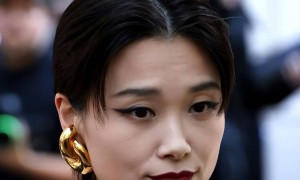 无滤镜之后，何炅胖的像大婶，李宇春肚大像怀孕，宋祖儿脸认不出