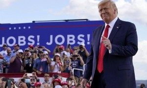 空军一号从釜山悄然起飞，APEC晚宴主角缺席，美双线作战危机一触即发！