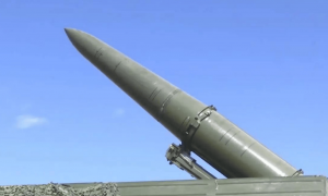 红军城都快丢了，乌军却还在后方颁奖，欢庆之际俄罗斯弹道导弹从天而降