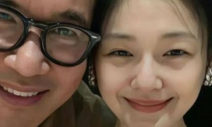 具俊晔祭奠大S，在墓前和朋友跷二郎腿玩手机，看别墅被疑要搬家