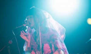 歌手“阿珍”胸腔意外受电动座椅架挤压，抢救10余小时不幸去世，所在乐队来自大连