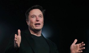 SpaceX首次警告投资者：马斯克或重返政治，4000亿美元估值面临不确定性！