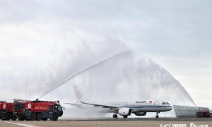 国产大飞机C919载国旗首飞香港，迎民航界最高礼遇过水门